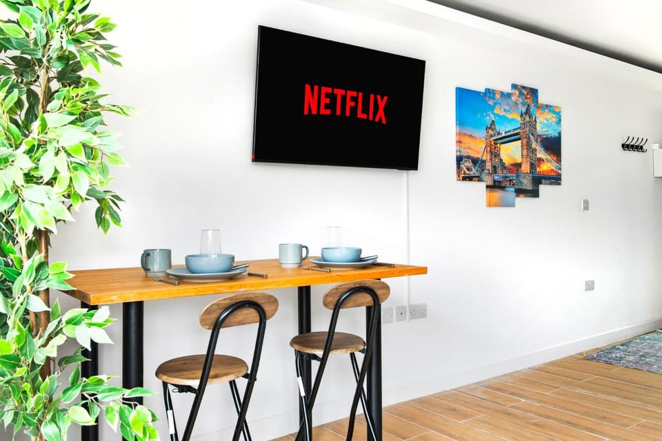 TV and multimedia, Living room, Seating area, Dining area