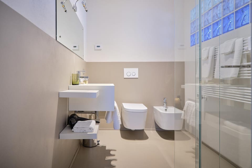 Shower, Toilet, Bathroom, bidet, towels