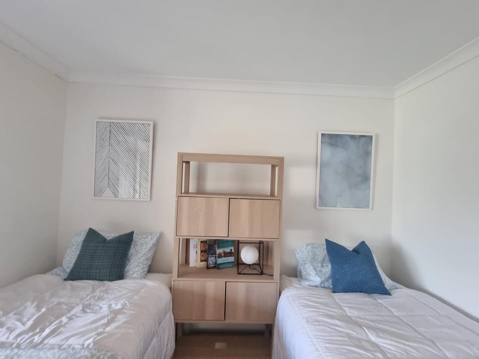 Cozy Home with Ocean View & Sunset- Walk to Falcon Beach House in Mandurah