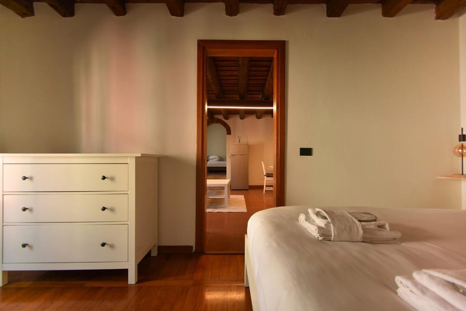 Bed, Bedroom, towels