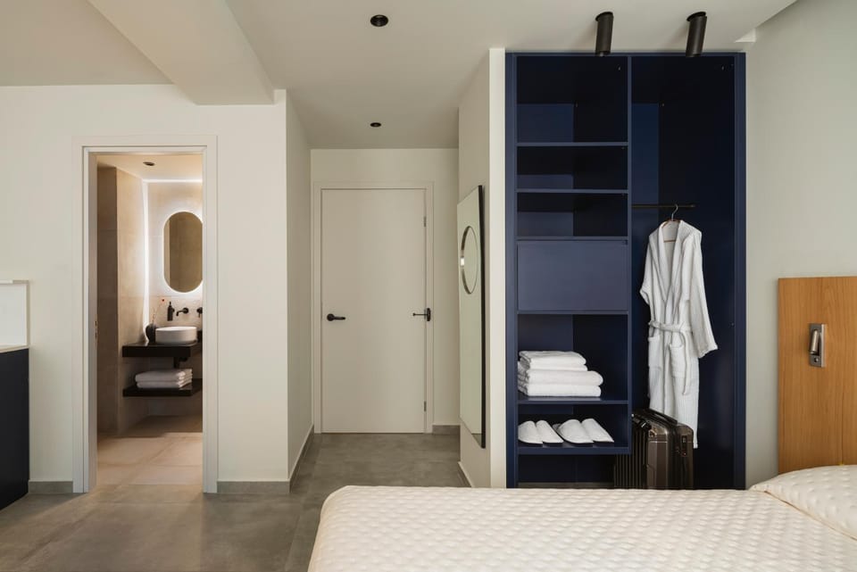 Toilet, Bed, Photo of the whole room, Bedroom, wardrobe