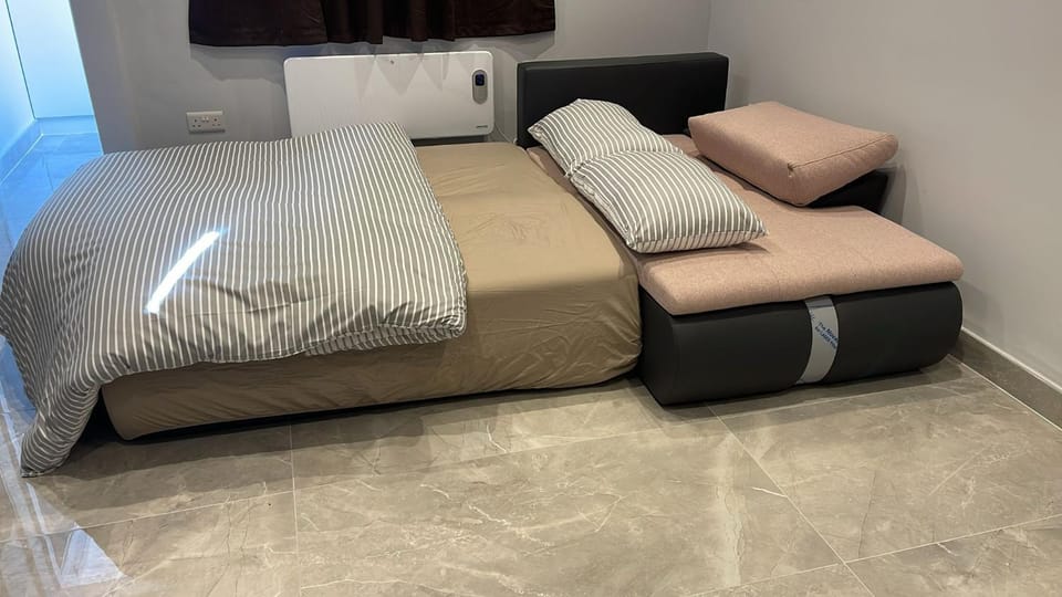 Bed, Seating area, Bedroom, heating