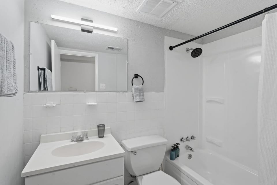 Convenient and Comfortable Living I Pool I Gym Apartment in Durham