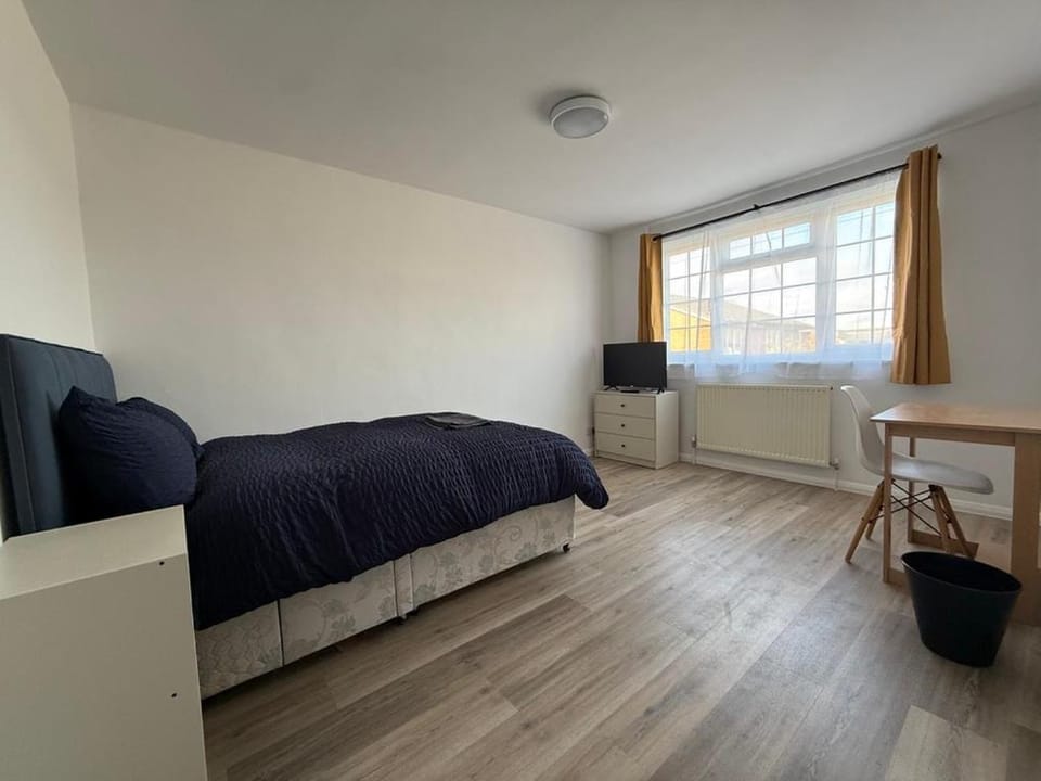 Simple Rooms for Contractors and Essential Workers Bed and Breakfast in Aylesbury