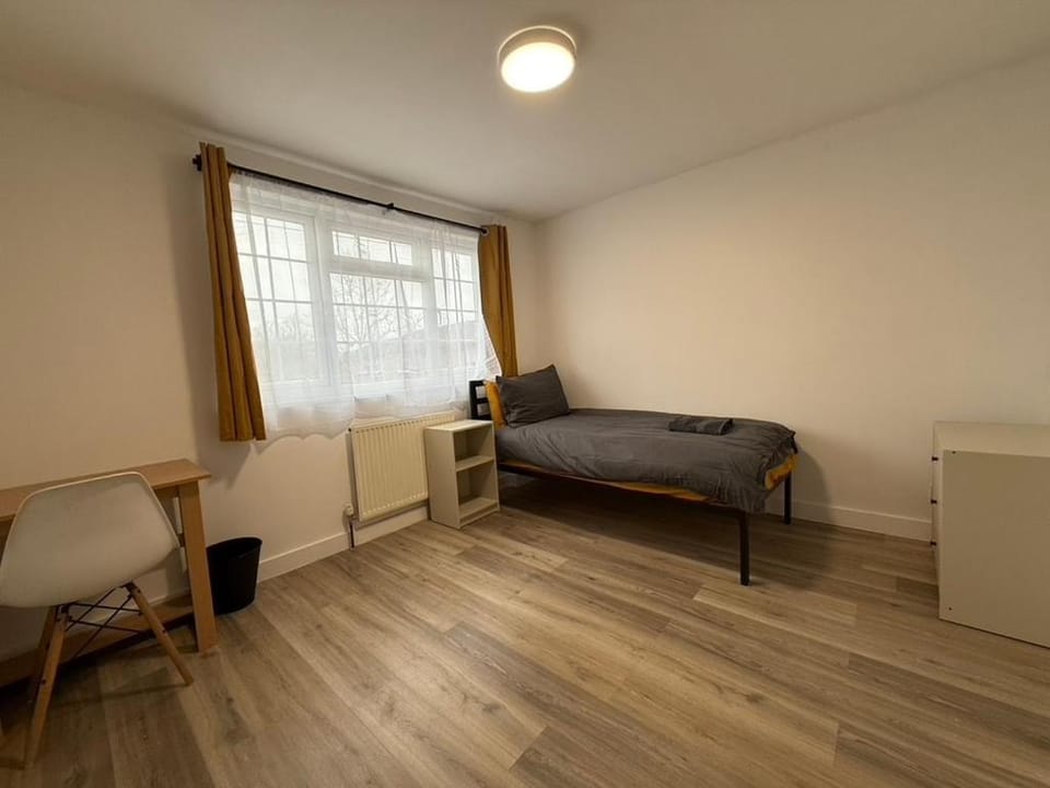 Simple Rooms for Contractors and Essential Workers Bed and Breakfast in Aylesbury