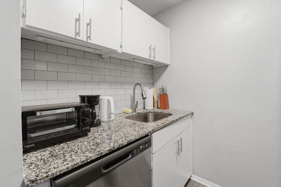 Fully Furnished 1BR Near Duke Monthly Stays Apartment in Durham