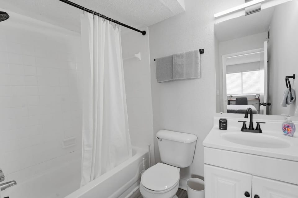 Comfortable 1BR Long Stay Friendly Parking Apartment in Durham