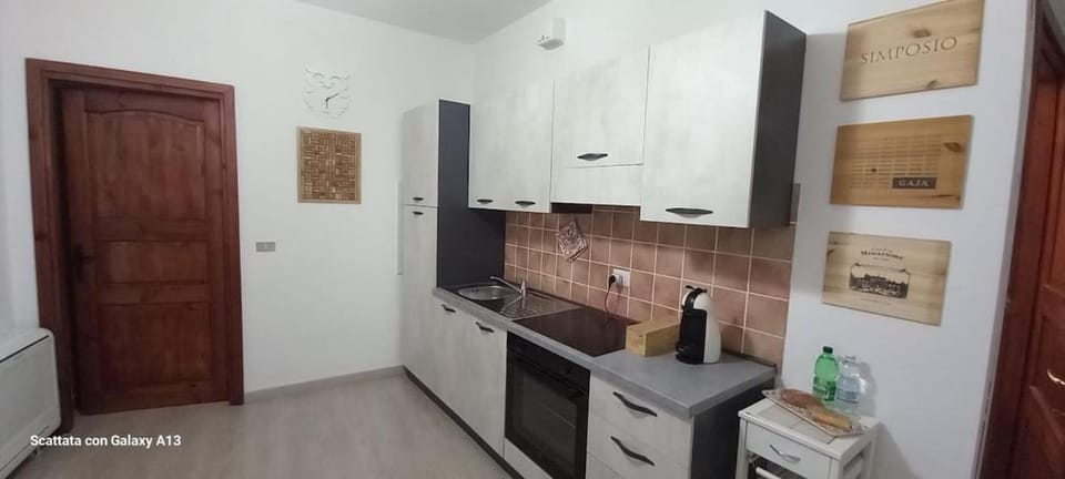 Coffee/tea facilities, Kitchen or kitchenette, oven, stove