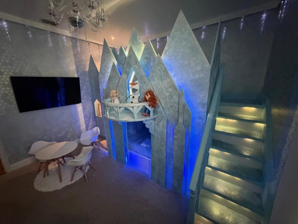 Bedroom, children, young children, older children, bunk bed