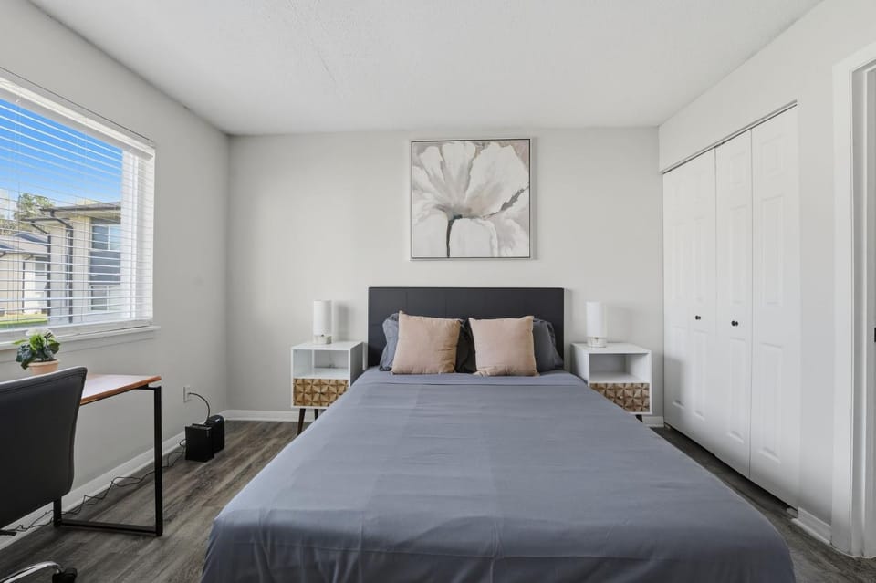 Modern 1BR Monthly Stay Pool, Gym & Parking Apartment in Durham