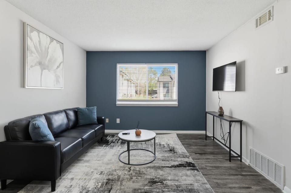 Modern 1BR Monthly Stay Pool, Gym & Parking Apartment in Durham
