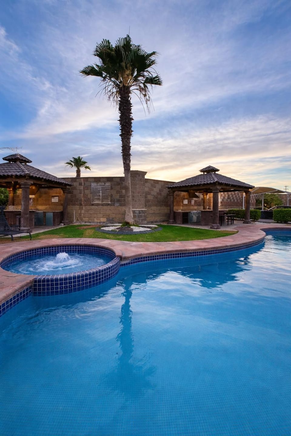 Kitchen or kitchenette, Swimming pool