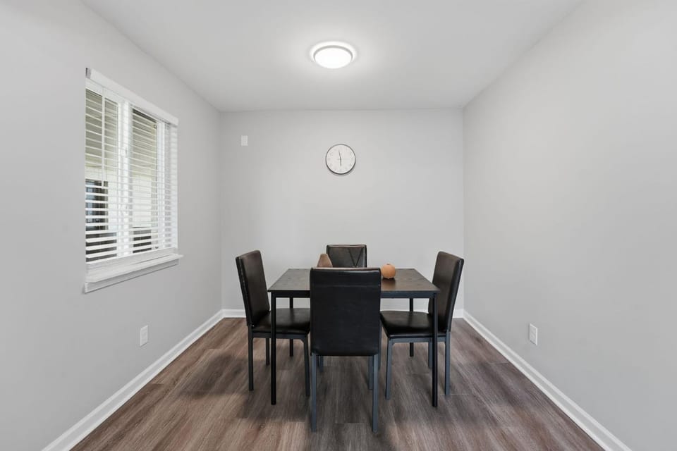 Simple, Modern Comfort Centrally Located I Gym Apartment in Durham