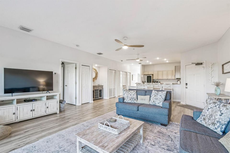 Spacious Intracoastal Condo 3 min walk to beach! Apartment in Indian Shores
