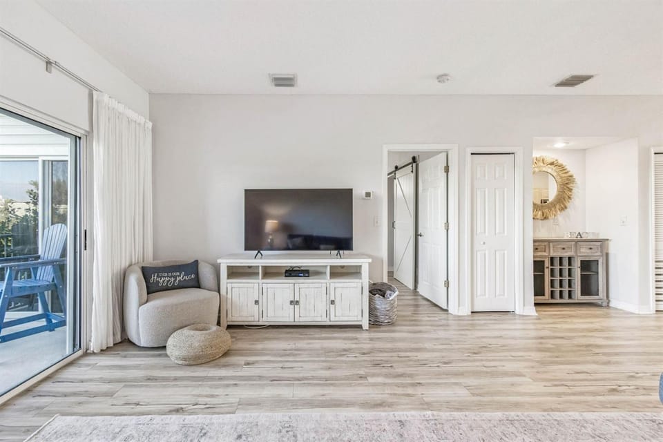 Spacious Intracoastal Condo 3 min walk to beach! Apartment in Indian Shores