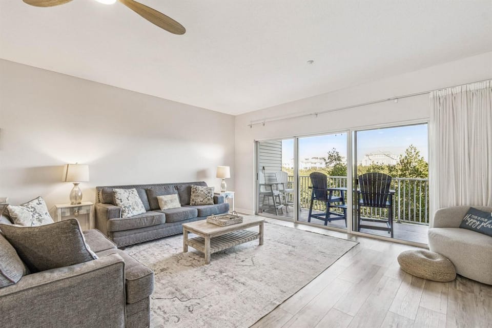 Spacious Intracoastal Condo 3 min walk to beach! Apartment in Indian Shores