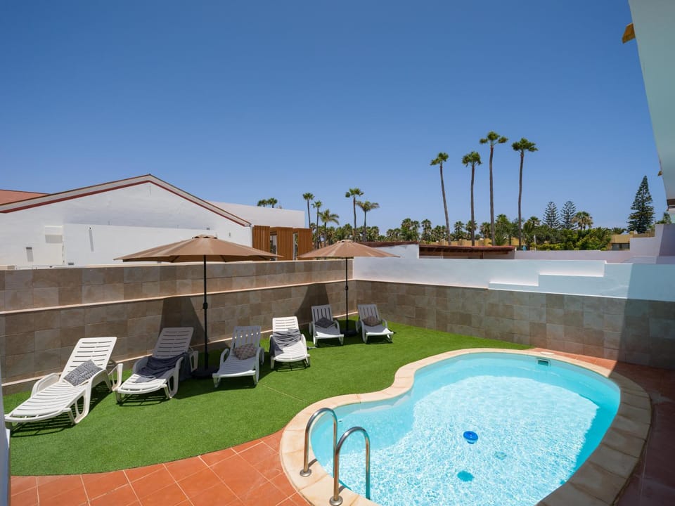 Day, Natural landscape, Pool view, Swimming pool, sunbed
