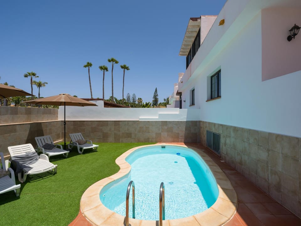 Property building, Patio, Day, Natural landscape, Pool view, Swimming pool, sunbed