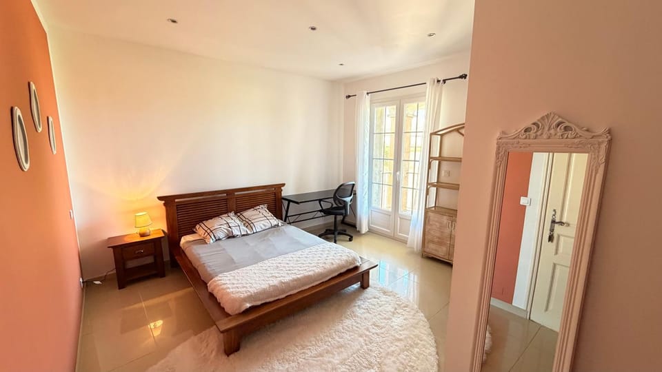 Bed, Photo of the whole room, Seating area, Bedroom, wardrobe