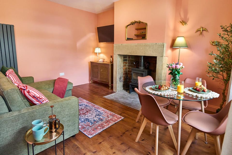 Stylish 2BR Home, Central Hebden Bridge Escape, Boho House House in Hebden Bridge