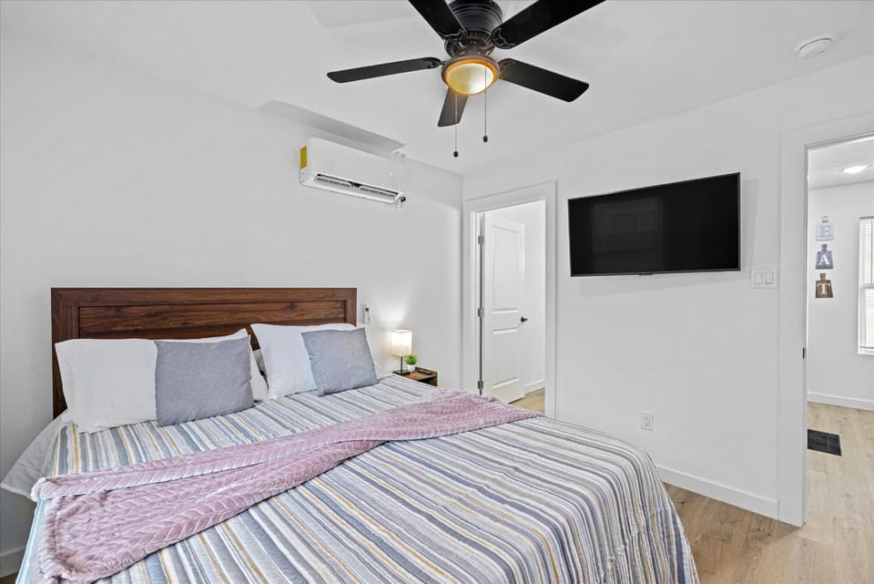 Apt Near Downtown- WiFi TVs- Games- Pets - V3 House in Harris County