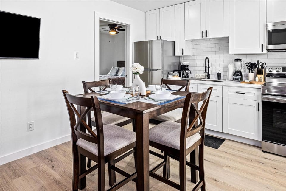 Apt Near Downtown- WiFi TVs- Games- Pets - V3 House in Harris County