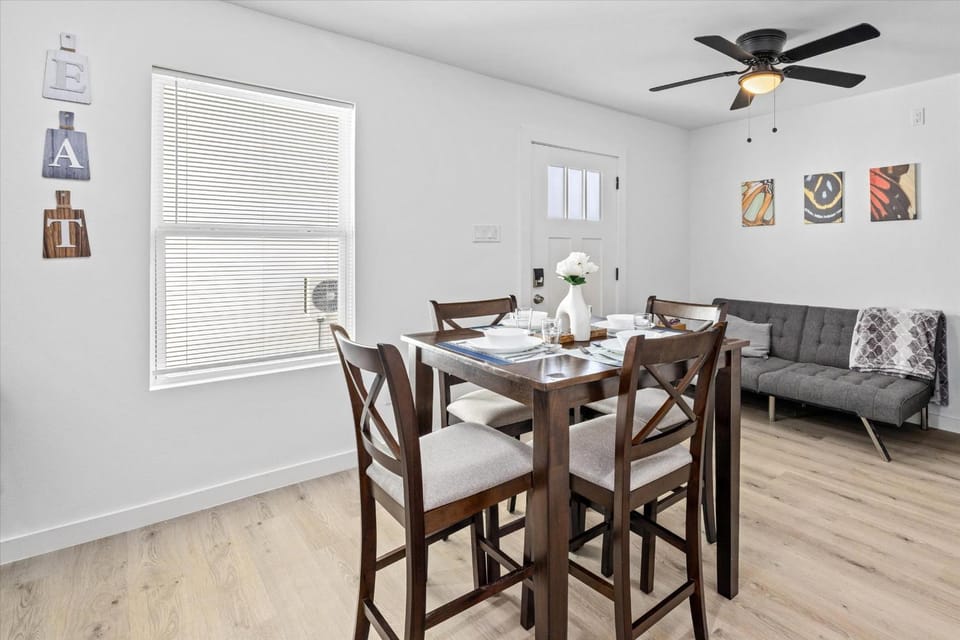 Apt Near Downtown- WiFi TVs- Games- Pets - V3 House in Harris County