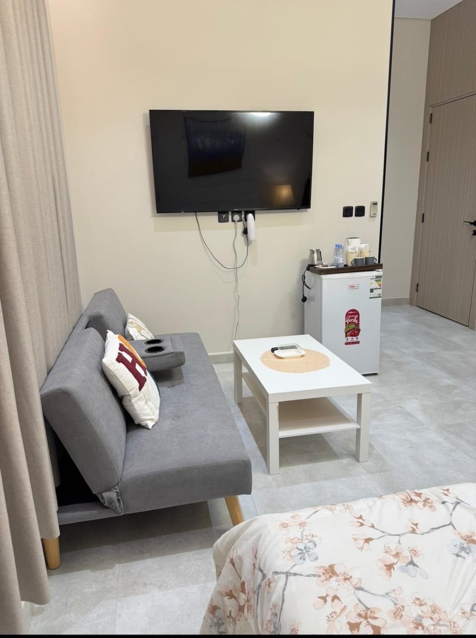 Studio with a king size bed and a sofa that can be converted into a bed Apartment in Medina
