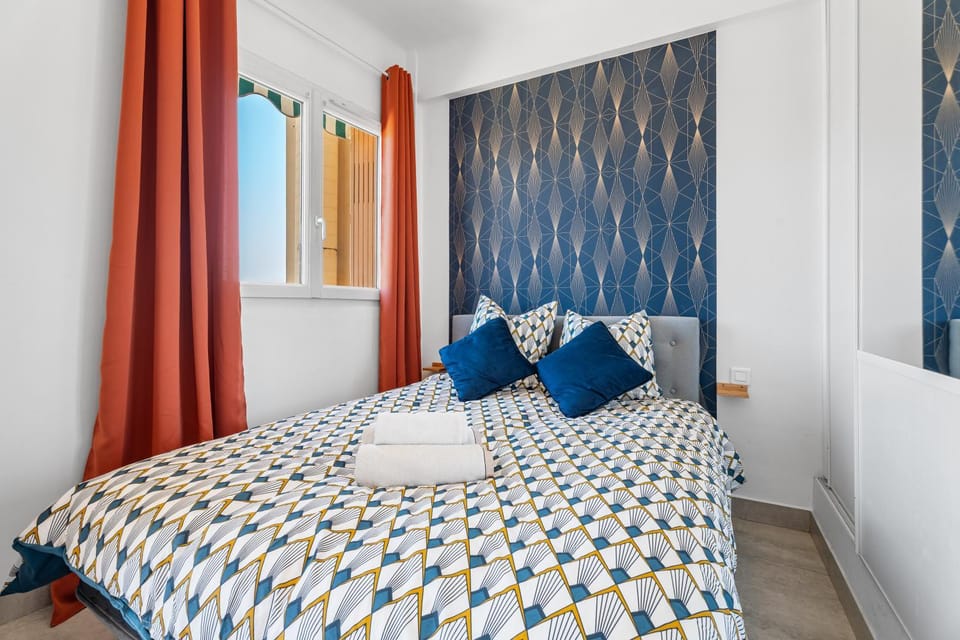 Photo of the whole room, Bedroom