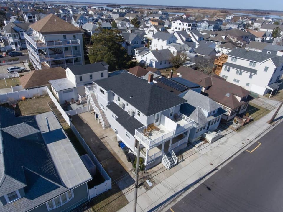 Buttercup House, AC, Free Parking, Sleeps 9, Deck House in Wildwood