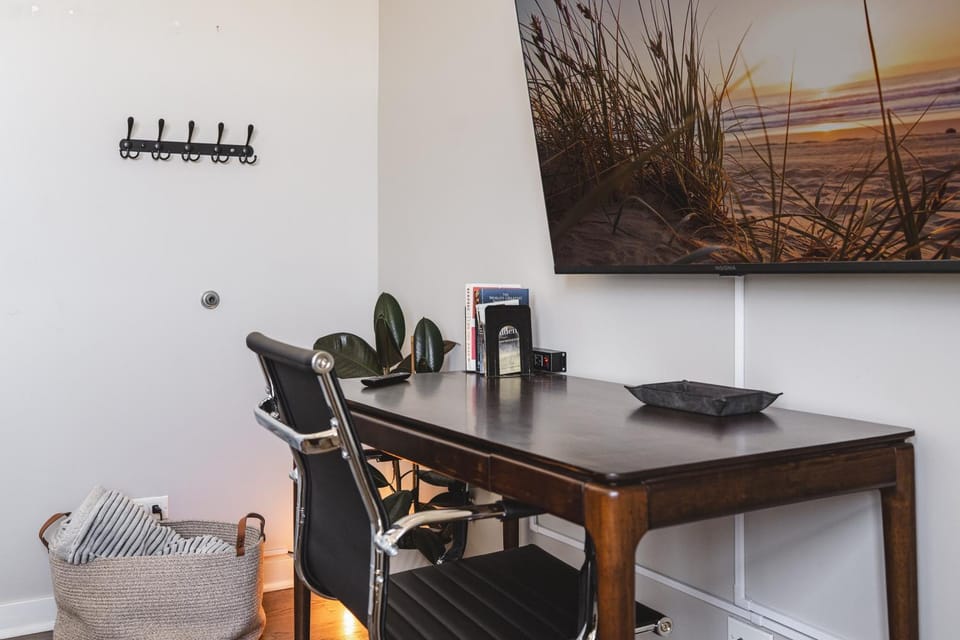 Penthouse with Private Rooftop and Skyline Views - Sleeps 6 Apartment in Chicago
