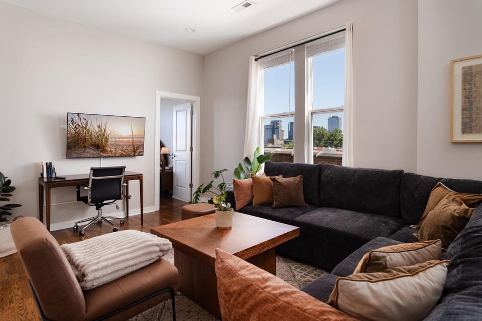 Penthouse with Private Rooftop and Skyline Views - Sleeps 6 Apartment in Chicago