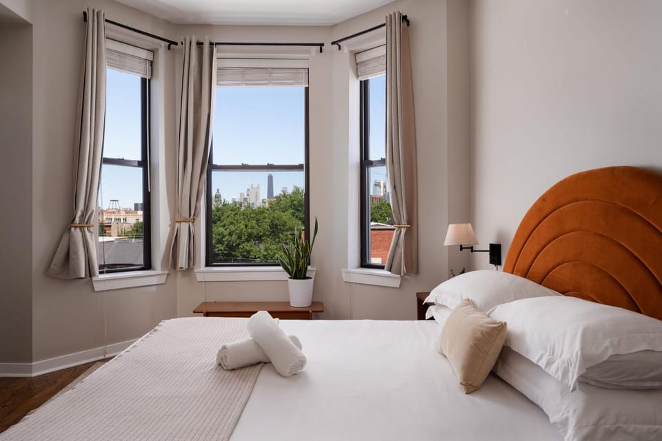 Penthouse with Private Rooftop and Skyline Views - Sleeps 6 Apartment in Chicago