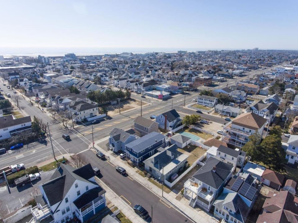 Coastal Charm, 1st floor, AC, KingB, Free parking House in Wildwood