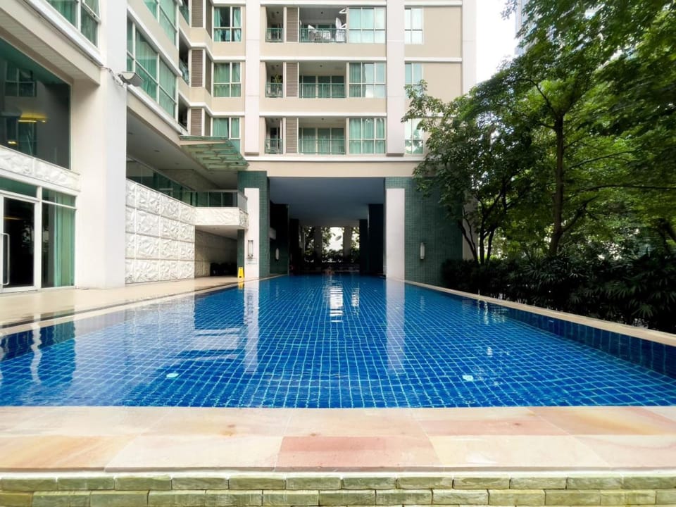 300m BTS l Large 68 sqm l Pool and Sauna Apartment in Bangkok