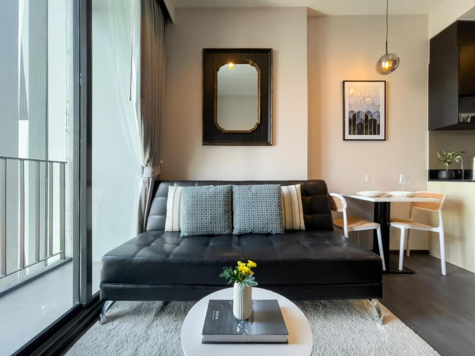 300m to BTS l Rooftop Pool and Gym l Sontana Apartment in Bangkok