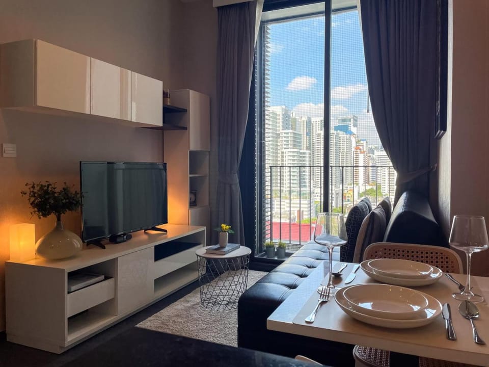 300m to BTS l Rooftop Pool and Gym l Sontana Apartment in Bangkok