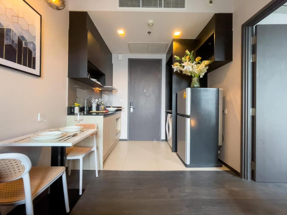 300m to BTS l Rooftop Pool and Gym l Sontana Apartment in Bangkok