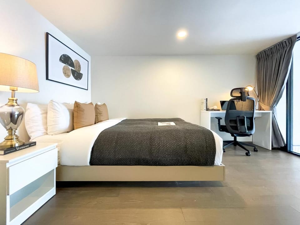 500m to BTS l Large 50 SQM l Sky Pool and Gym Apartment in Bangkok