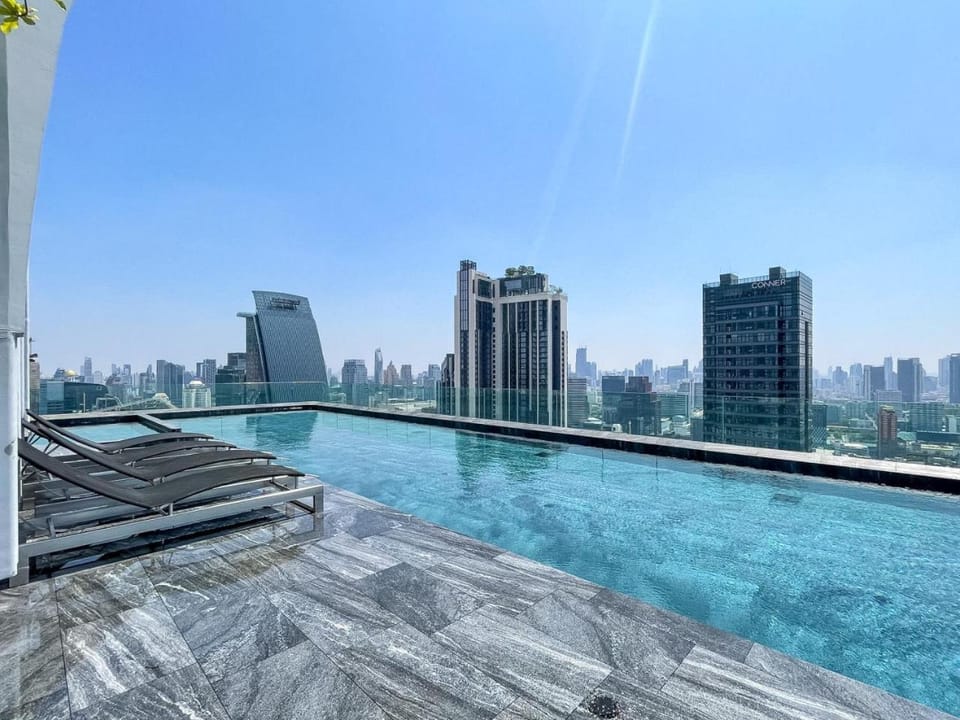 500m to BTS l Large 50 SQM l Sky Pool and Gym Apartment in Bangkok