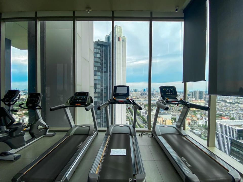 Near BTS l Fully furnis l Pool and Sauna Apartment in Bangkok