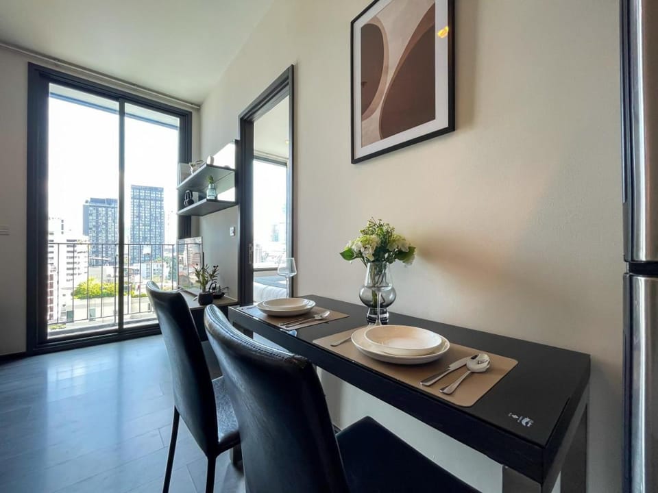 300m to BTS l Rooftop Pool l Gym Apartment in Bangkok