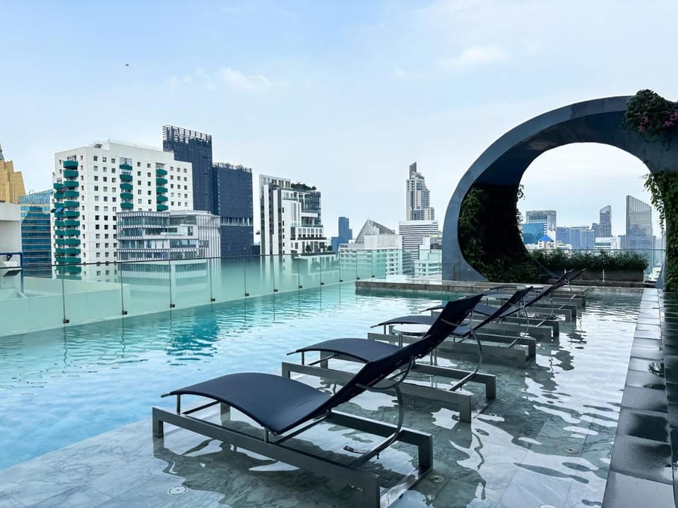 300m to BTS l Rooftop Pool l Gym Apartment in Bangkok