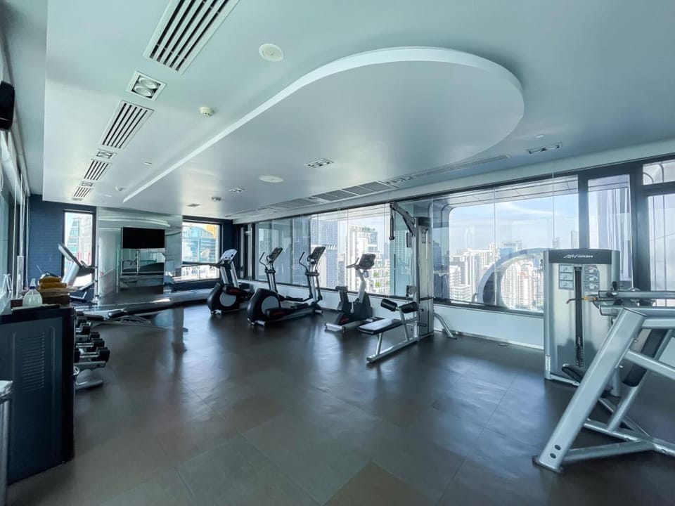 300m to BTS l Rooftop Pool l Gym Apartment in Bangkok