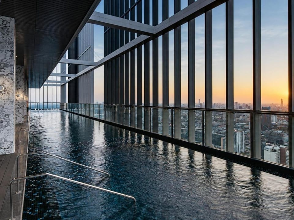 Walk to BTS l Fully Furnish l Pool and Suana Apartment in Bangkok