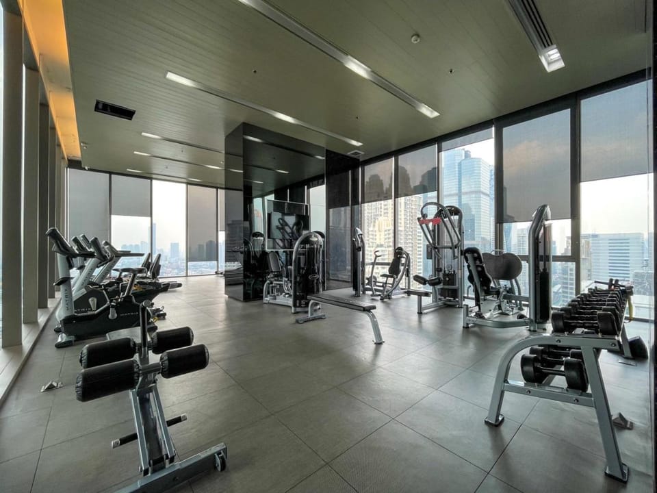 Near BTS l Fully furnish l Gym and Pool Apartment in Bangkok