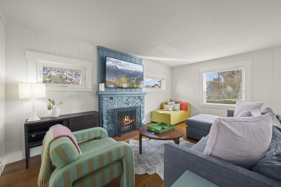 3BR 2BA Flamingos West House in Seattle