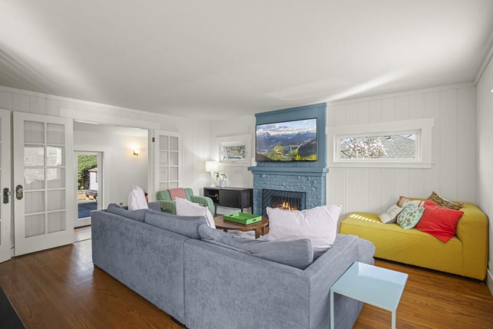 3BR 2BA Flamingos West House in Seattle