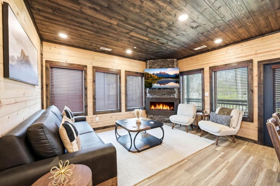 NEW Build - Smokies Haven w/ Hot Tub, Games, MORE House in Pigeon Forge