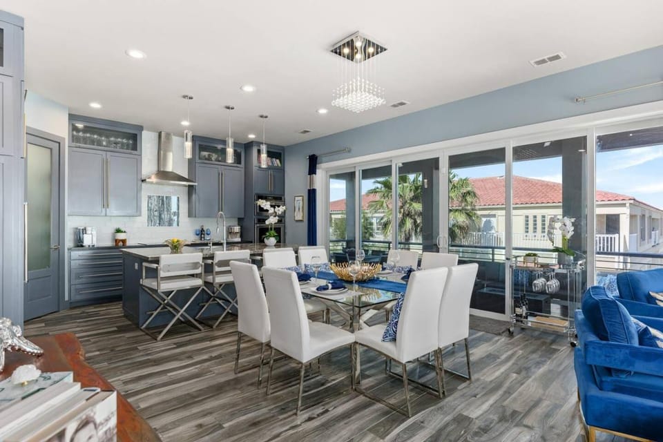 Kitchen or kitchenette, Living room, Seating area, Dining area